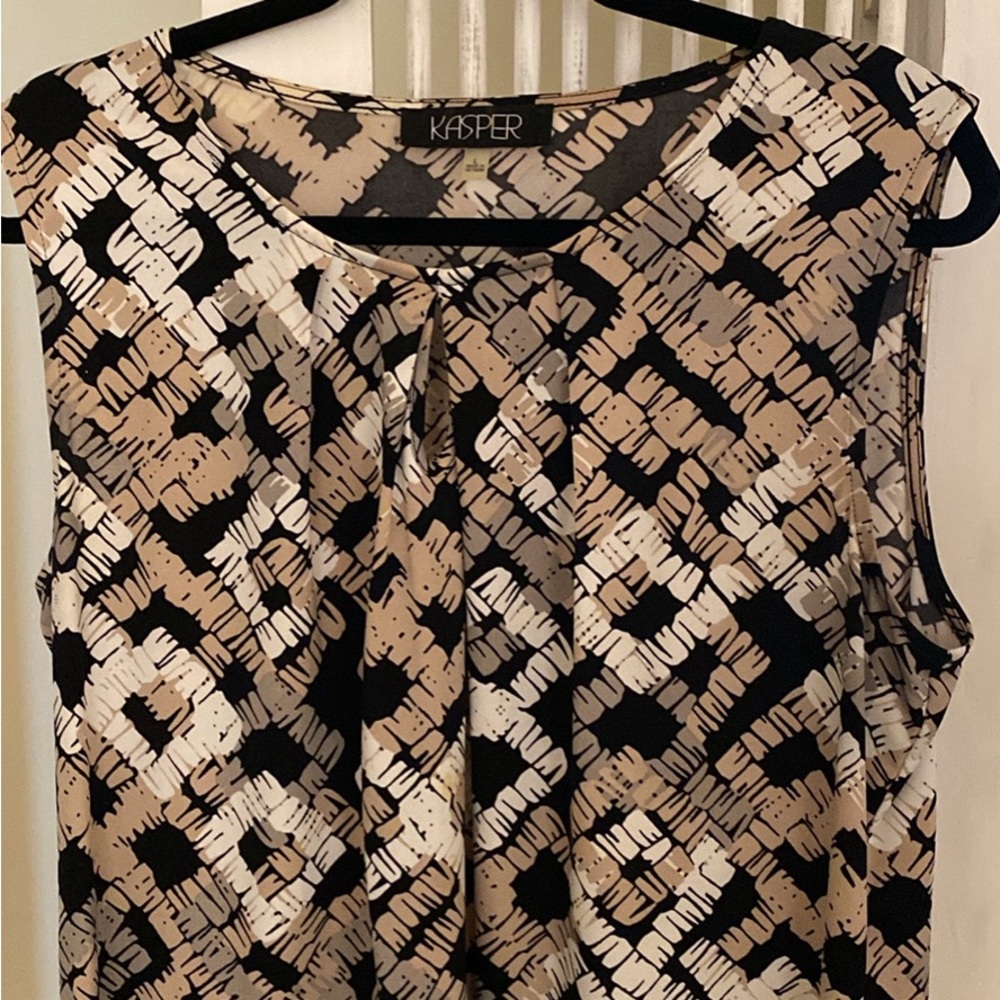 Women’s keyhole sleeveless blouse